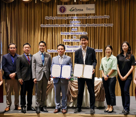 지난 8일 태국에서 열린 '태국 스페이스 위크 2024'에서 신동윤(왼쪽 다섯번째) 페리지에어로스페이스 대표가 파콘 아파판(왼쪽 네번째)태국 지질정보·우주기술개발청장과 업무협약을 체결하고 기념촬영을 하고 있다. 페리지 제공